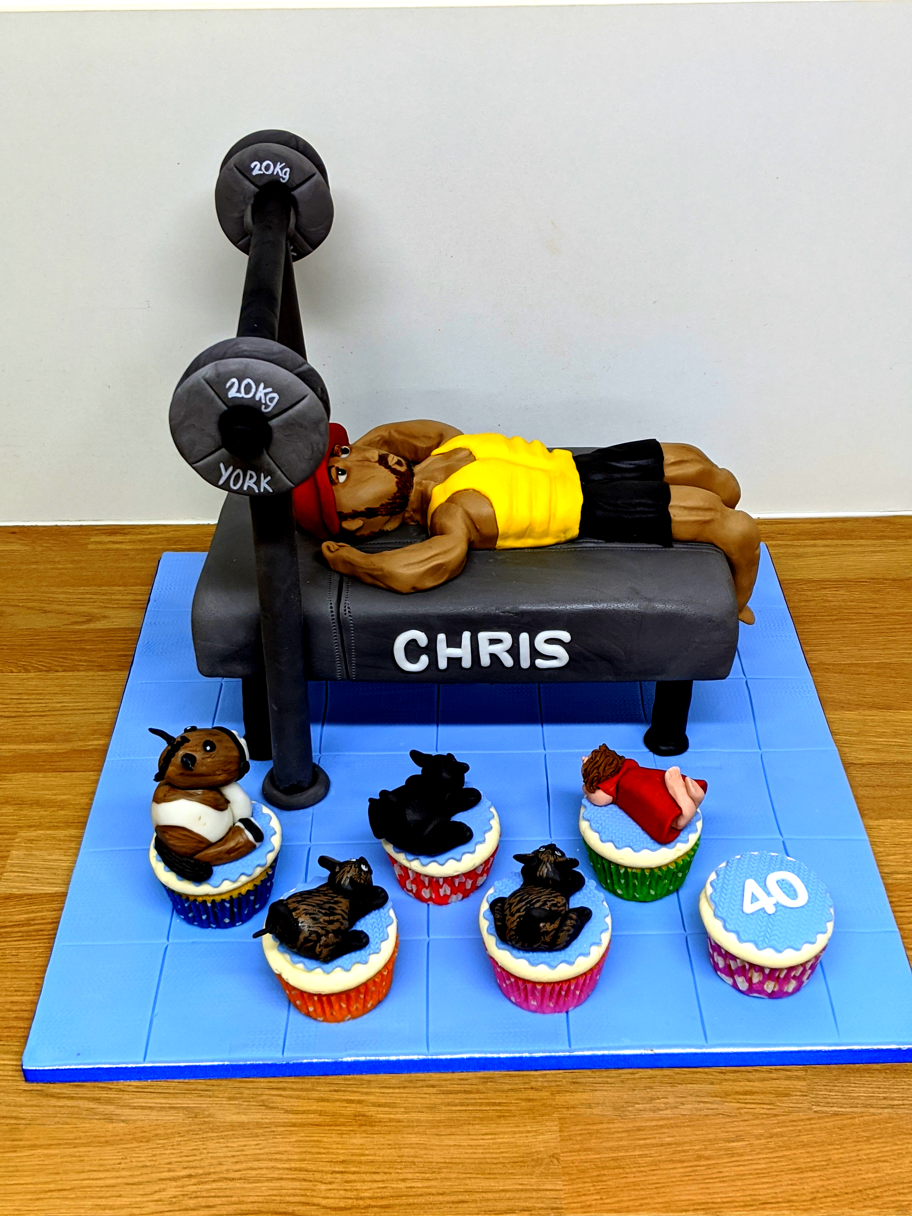 Weighlifting cake - with watching animals!